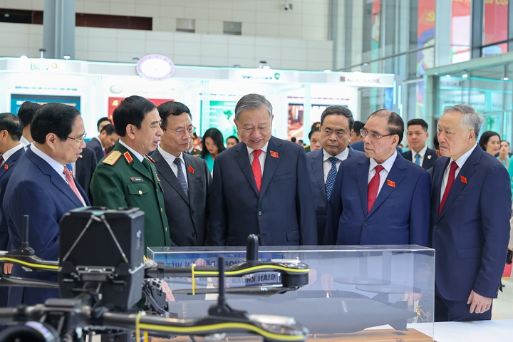 Tổng Bí thư Tô Lâm, Thủ tướng Phạm Minh Chính và các đại biểu tham quan triển lãm thành tựu khoa học công nghệ, đổi mới sáng tạo và chuyển đổi số&nbsp;trong khuôn khổ Đại hội.