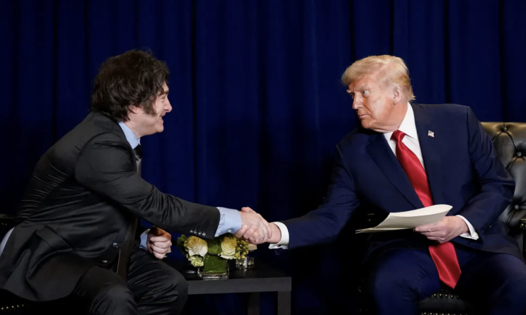 Tổng thống Argentina Javier Milei (trái) và Tổng thống Mỹ Donald Trump trong cuộc gặp tại New York tháng 9/2025 - Ảnh: Reuters.