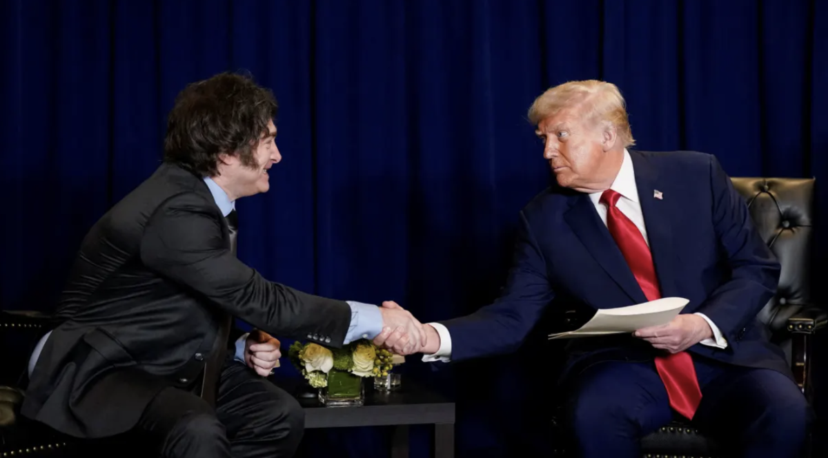 Tổng thống Argentina Javier Milei (trái) và Tổng thống Mỹ Donald Trump trong cuộc gặp tại New York tháng 9/2025 - Ảnh: Reuters.