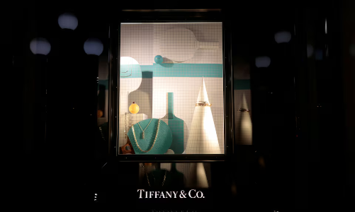 Các hãng trang sức xa xỉ đau đầu vì giá vàng tăng