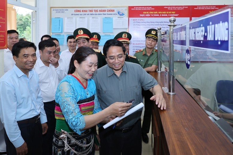 Thủ tướng kiểm tra trung tâm phục vụ hành chính công tại xã miền núi Thanh Hóa. Ảnh: VGP