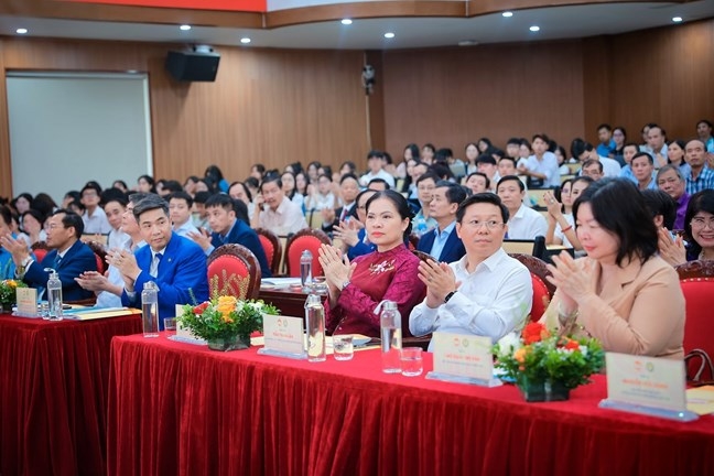 Bà Hà Thị Nga, Ủy viên Trung ương Đảng, Phó Chủ tịch Ủy ban Trung ương Mặt trận Tổ quốc Việt Nam cùng các đai biểu tham dự Hội thảo. Ảnh: Mặt trận.