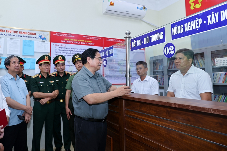 Thủ tướng Phạm Minh Chính kiểm tra việc vận hành trung tâm phục vụ hành chính công xã Bát Mọt - Ảnh: VGP