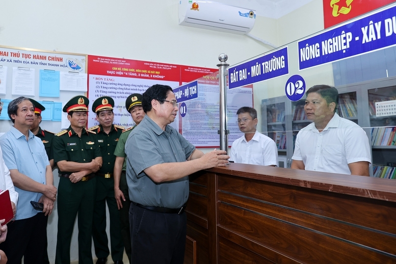 Thủ tướng Phạm Minh Chính kiểm tra việc vận hành trung tâm phục vụ hành chính công xã Bát Mọt - Ảnh: VGP