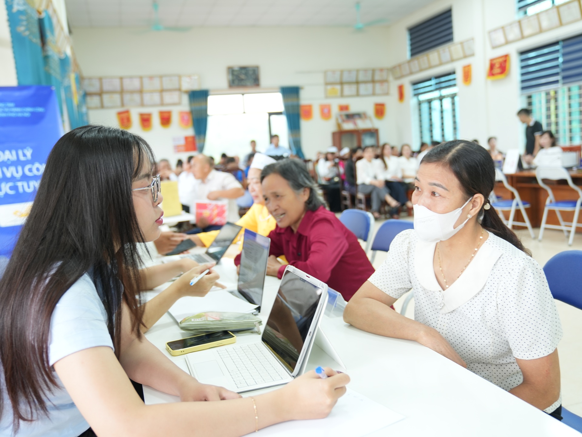 Hà Nội đang triển khai nhiều biện pháp nhằm hỗ trợ người dân thực hiện thủ tục hành chính thuận lợi, nhanh chóng