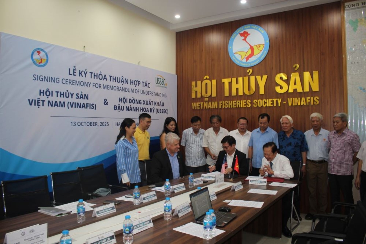 Ký kết thoả thuận hợp tác. Ảnh Chu Khôi.