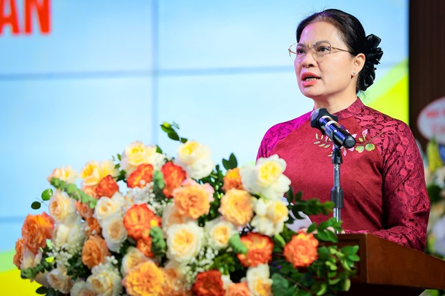 Bà Hà Thị Nga, Ủy viên Trung ương Đảng, Phó Chủ tịch Ủy ban Trung ương Mặt trận Tổ quốc Việt Nam phát biểu khai mạc Hội thảo. Ảnh: Mặt trận.