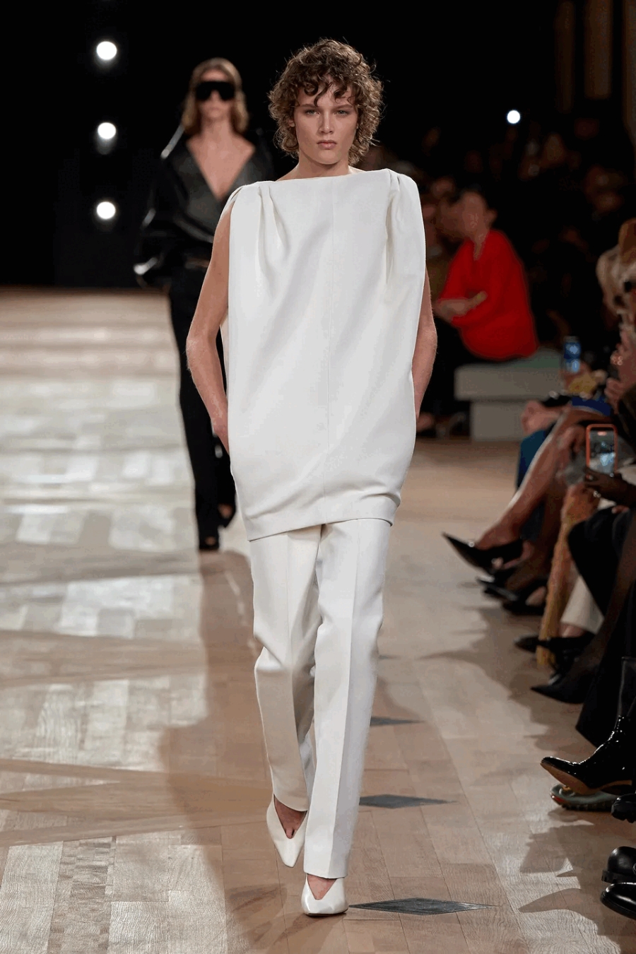 Pierpaolo Piccioli tiếp quản Balenciaga, với bộ sưu tập Xuân - Hè 2026 mềm mại, thanh lịch hơn.