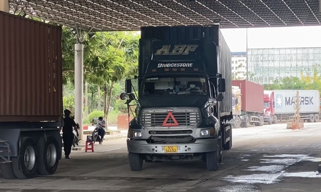 Bộ Xây dựng đề xuất phân cấp thẩm quyền cấp giấy phép vận tải đường bộ quốc tế triệt để về sở xây dựng các địa phương. Trong ảnh: Hàng hóa vận tải Campuchia - Việt Nam qua cửa khẩu Mộc Bài. Ảnh: T.D