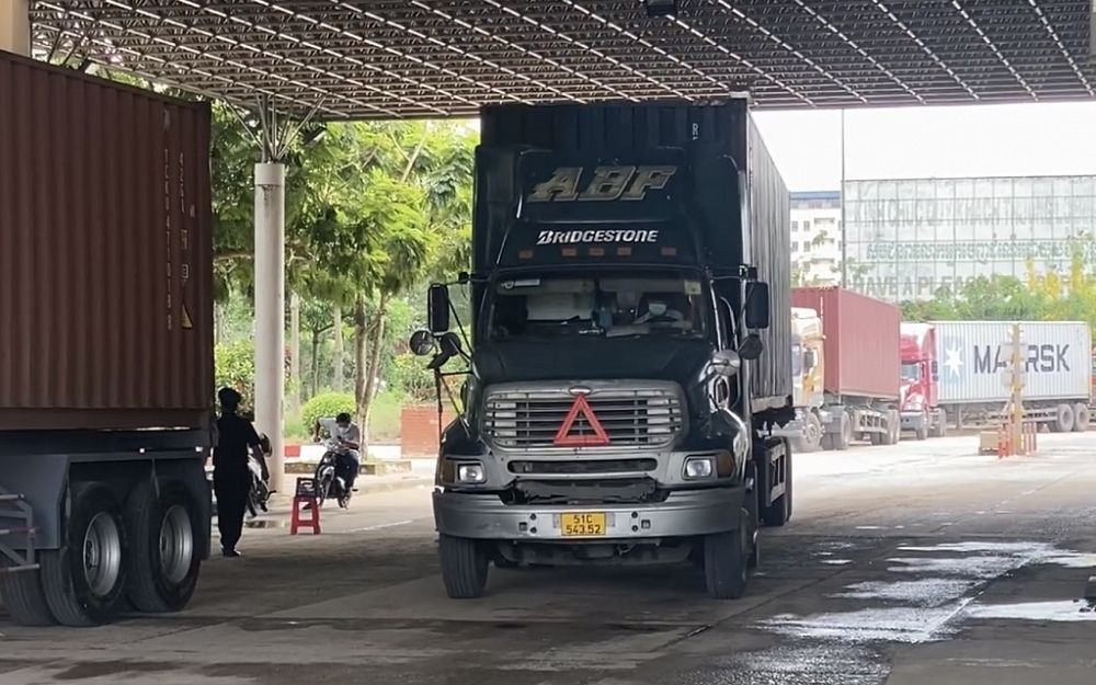 Bộ Xây dựng đề xuất phân cấp thẩm quyền cấp giấy phép vận tải đường bộ quốc tế triệt để về sở xây dựng các địa phương. Trong ảnh: Hàng hóa vận tải Campuchia - Việt Nam qua cửa khẩu Mộc Bài. Ảnh: T.D