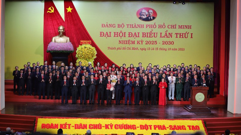 Tổng Bí thư Tô Lâm chúc mừng Ban Chấp hành Đảng bộ Thành phố Hồ Chí Minh nhiệm kỳ 2025-2030 gồm 109 đồng chí. (Ảnh: TTXVN)
