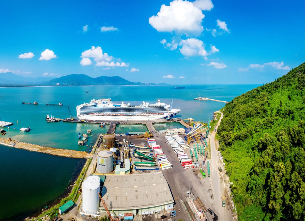 Chân Mây là cảng phức hợp, vừa đón tàu du lịch và tàu hàng.