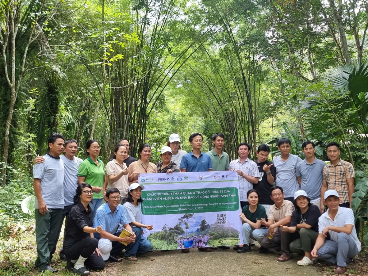 Đoàn than quan chụp ảnh lưu niệm lưu giữ những khoảnh khắc xanh.