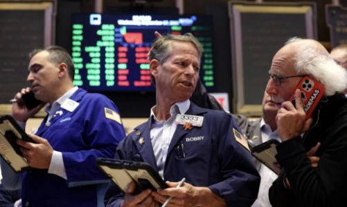 Chứng khoán Mỹ xanh rực sau khi Tổng thống Trump trấn an, giá dầu thoát đáy 5 tháng