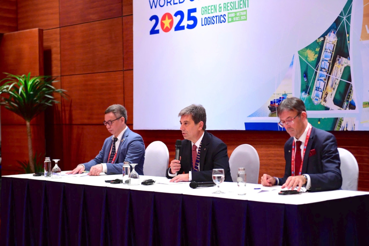 Ông Turgut Erkeskin, ông Stéphane Graber và ông Đào Trọng Khoa chủ trì buổi họp báo.