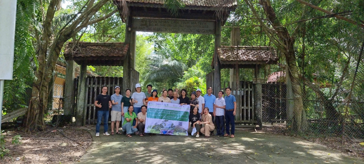 Đoàn điền dã chụp ảnh lưu niệm trước Cổng khu bảo tồn HEPA.&nbsp;