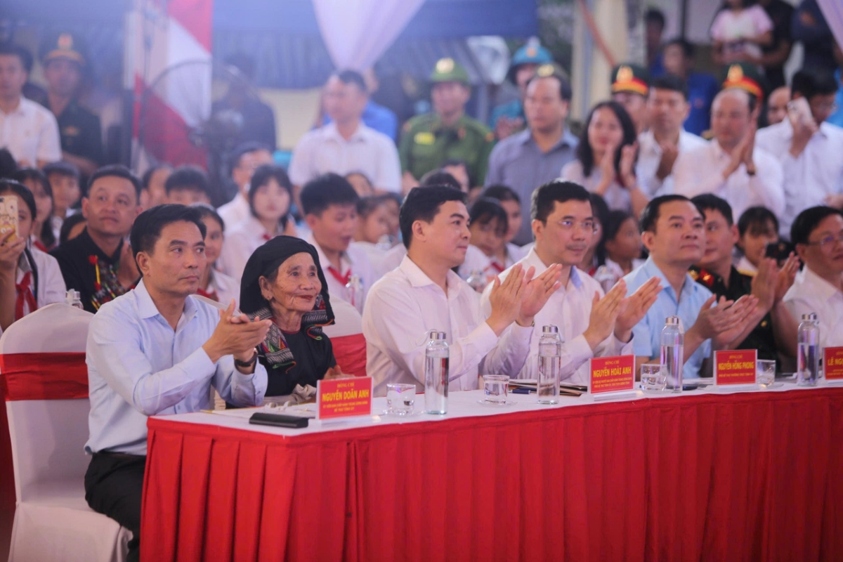 Các đại biểu và đông đảo Nhân dân, cán bộ giáo viên, học sinh các trường trên địa bàn xã Bát Mọt dự lễ khởi công.