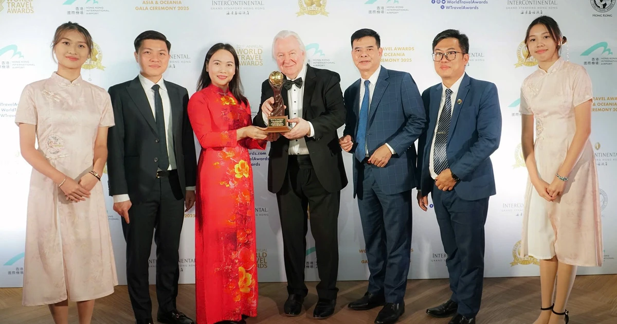 Đại diện tỉnh Tuyên Quang đón nhận danh hiệu “Điểm đến văn hóa khu vực hàng đầu châu Á năm 2025”.