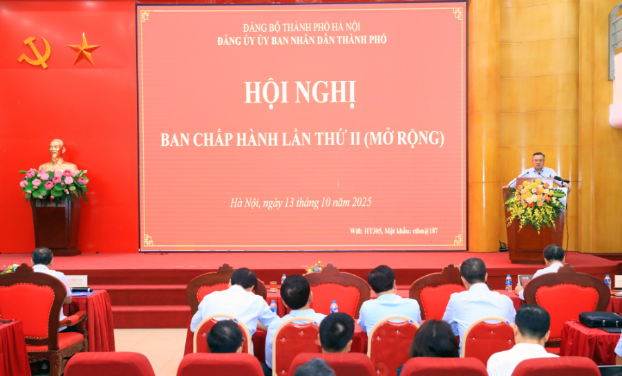 Bí thư Đảng ủy, Chủ tịch UBND Thành phố Hà Nội Trần Sỹ Thanh chủ trì Hội nghị. (Ảnh: UBND Thành phố Hà Nội)