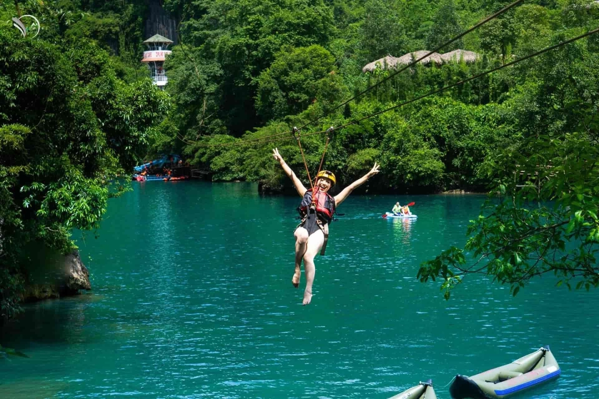 Du khách trải nghiệm đu zipline trong địa phận vườn Quốc Gia Phong Nha Kẻ Bàng.