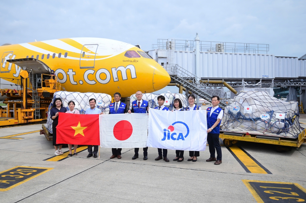 Lô hàng viện trợ đến sân bay Nội Bài chiều 13/10.