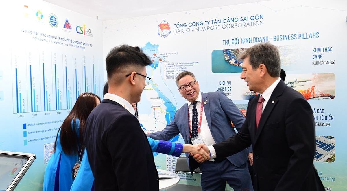 Ông Turgut Erkeskin - Chủ tịch FIATA và ông Đào Trọng Khoa - Chủ tịch VLA thăm quan triển lãm và chụp ảnh lưu niệm tại gian hàng Tân Cảng Sài Gòn.