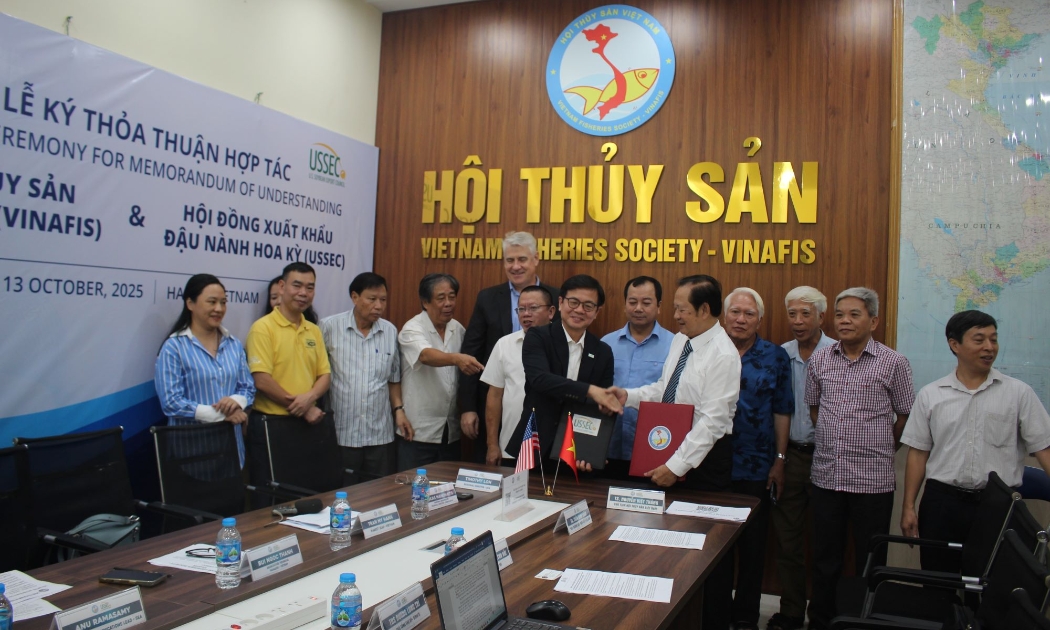 Trao đổi thoả thuận hợp tác giữa Hội Thuỷ sản Việt Nam và Hội đồng Xuất khẩu đậu nành Hoa Kỳ. Ảnh Chu Khôi.