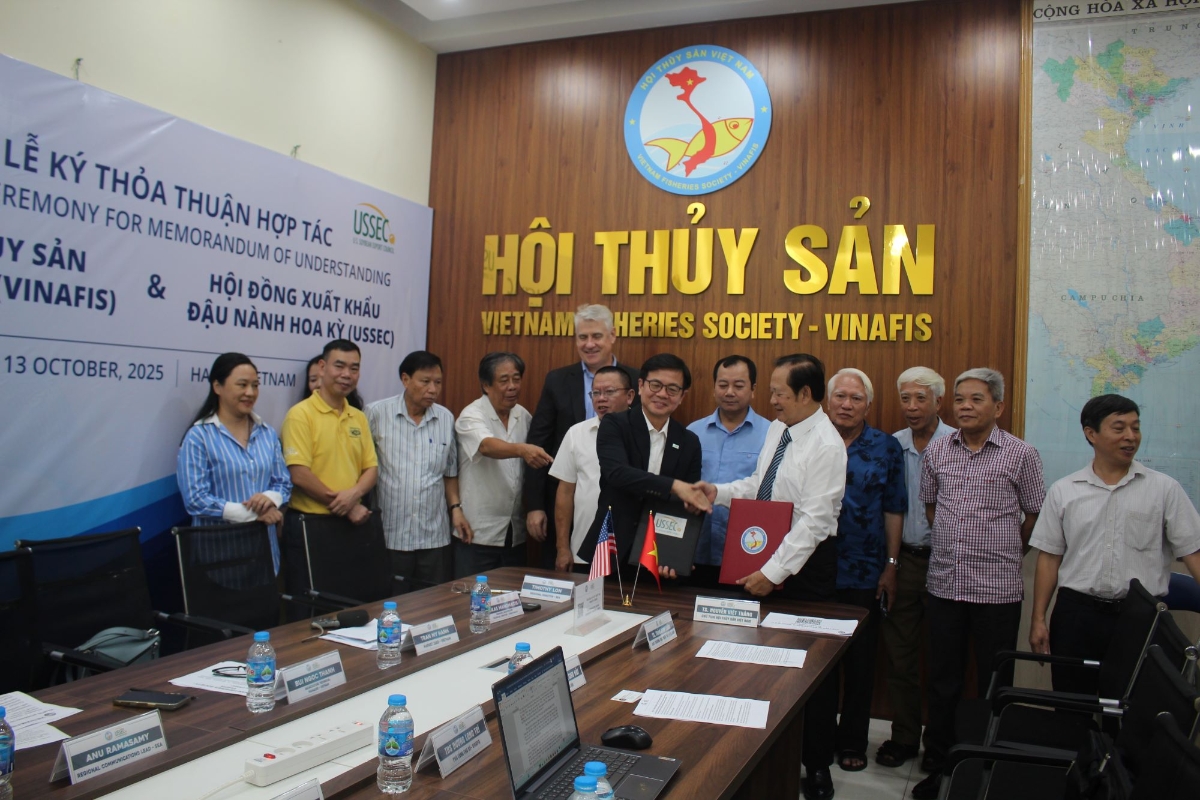Trao đổi thoả thuận hợp tác giữa Hội Thuỷ sản Việt Nam và Hội đồng Xuất khẩu đậu nành Hoa Kỳ. Ảnh Chu Khôi.