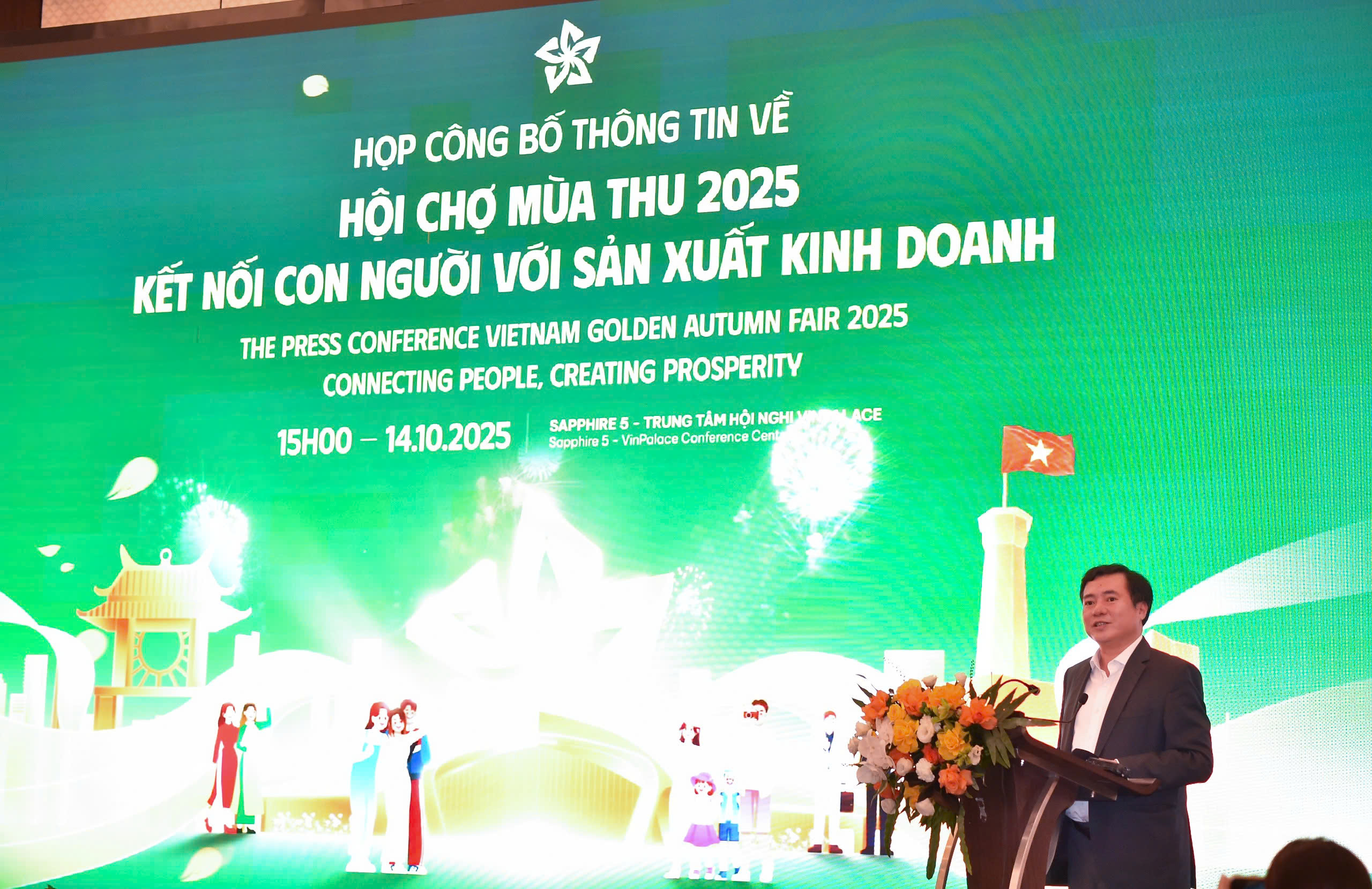 Thứ trưởng Bộ Công Thương Nguyễn Sinh Nhật Tân - Phó Trưởng Ban Chỉ đạo tổ chức Hội chợ.