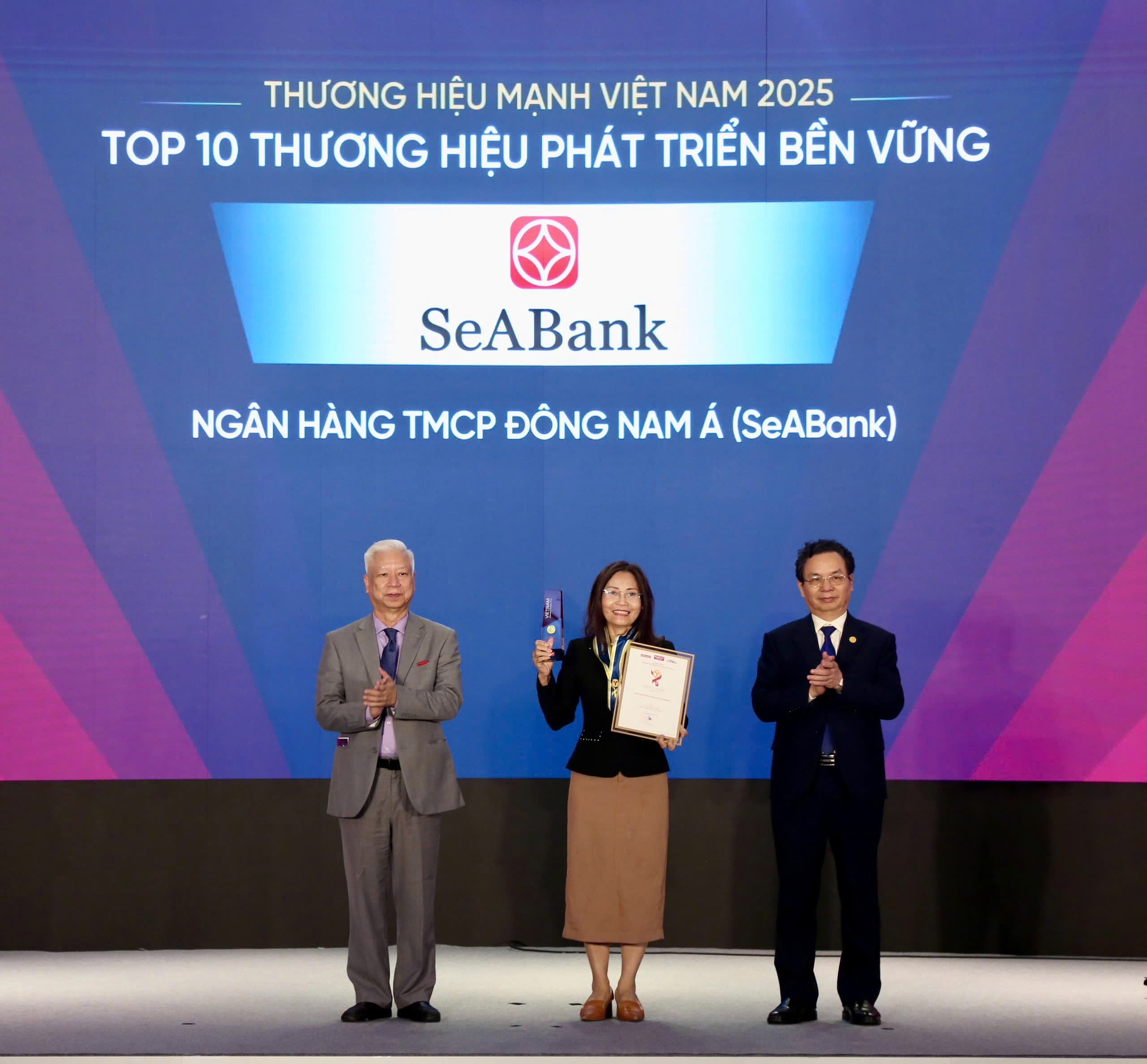 SeABank được vinh danh 17 năm liên tiếp tại các hạng mục khác nhau, ghi nhận hiệu quả của chiến lược kinh doanh linh hoạt, bền vững giúp Ngân hàng tăng trưởng mạnh mẽ và mang lại nhiều giá trị thiết thực.