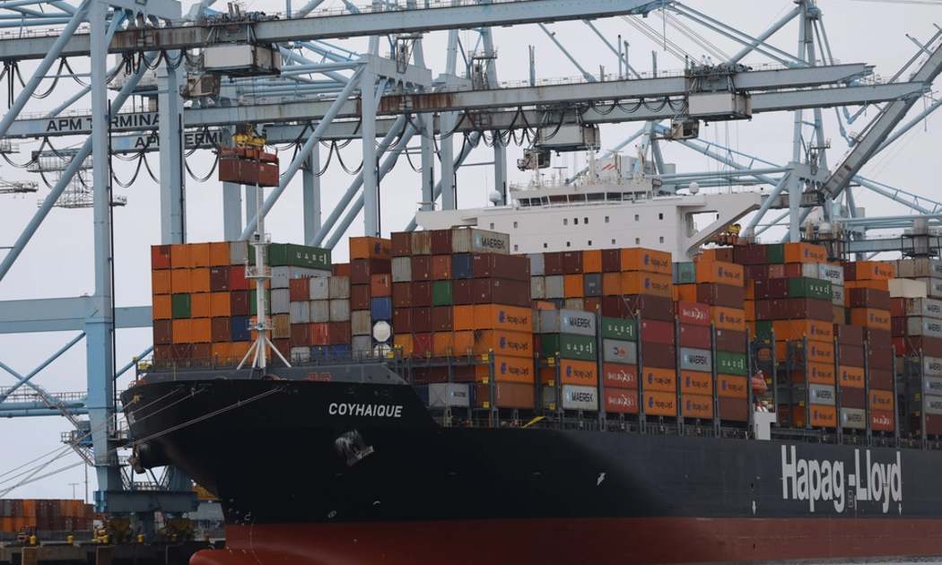 Một tàu container cập cảng Los Angeles vào ngày 6/5/2025 - Ảnh: Getty Images