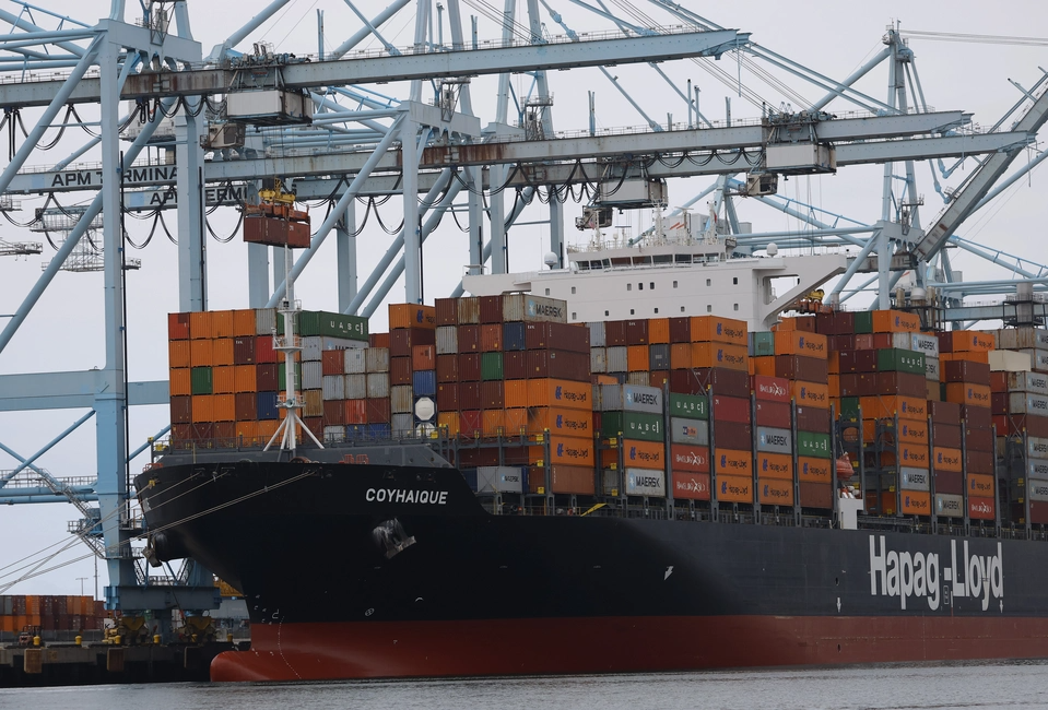 Một tàu container cập cảng Los Angeles vào ngày 6/5/2025 - Ảnh: Getty Images