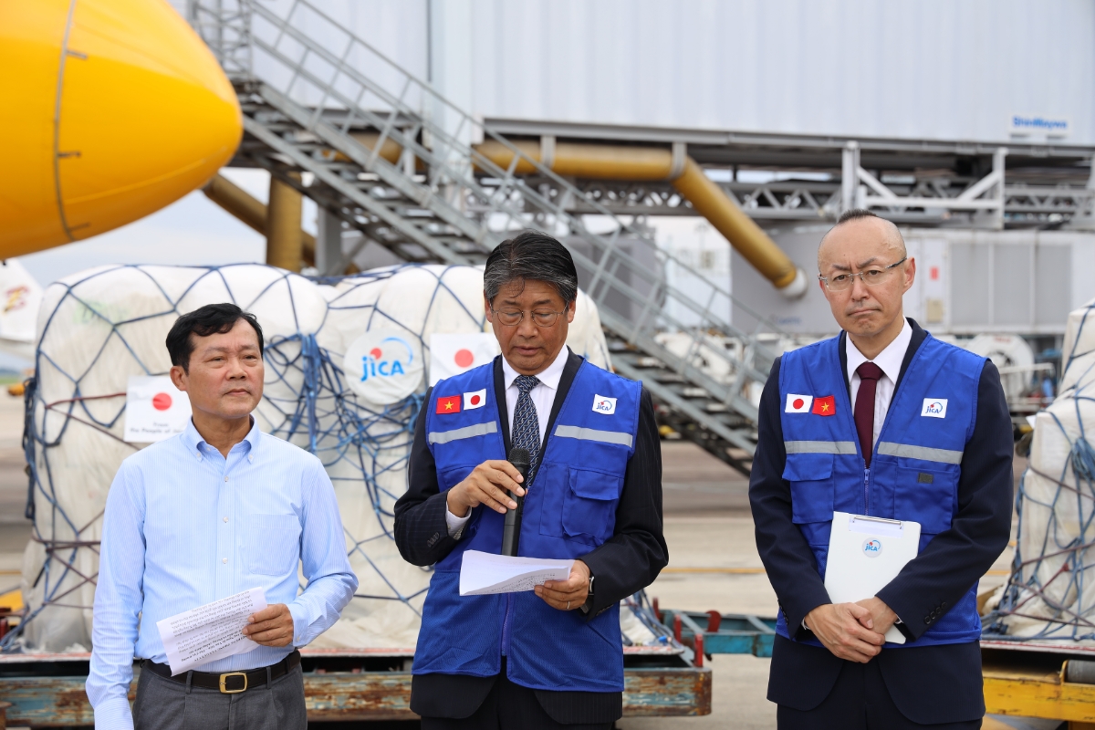 Đại sứ Nhật Bản bàn giao lô hàng cho lãnh đạo Cục Quản lý đê điều và phòng chống thiên tai.