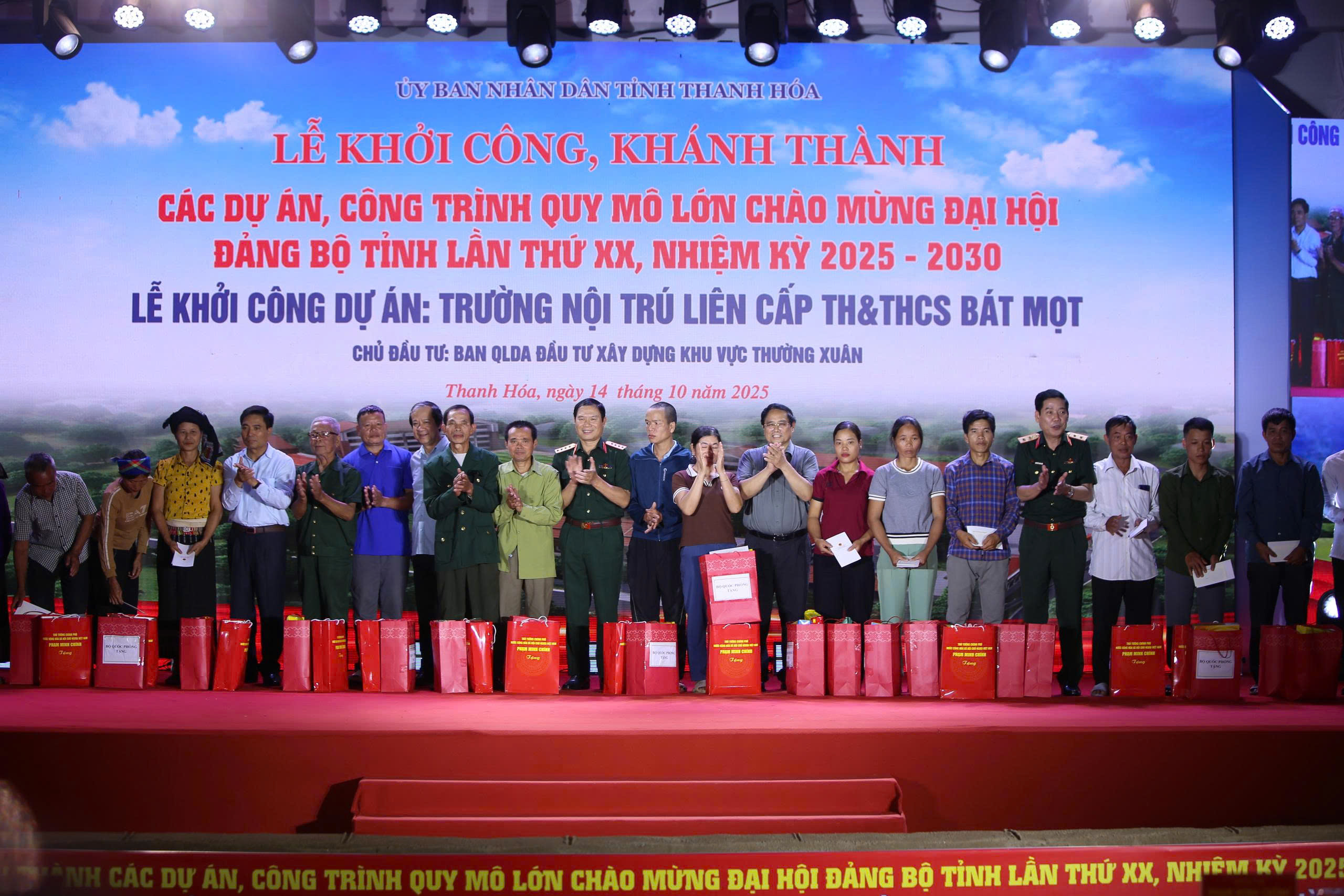 Thủ tướng Chính phủ cùng lãnh đạo các Bộ, ngành Trung ương và lãnh đạo tỉnh Thanh Hóa đã tặng quà các gia đình có hoàn cảnh khó khăn, bị thiệt hại do bão lũ tại xã Bát Mọt và xã Yên Nhân; tặng áo ấm cho học sinh các trường trên địa bàn xã Bát Mọt.