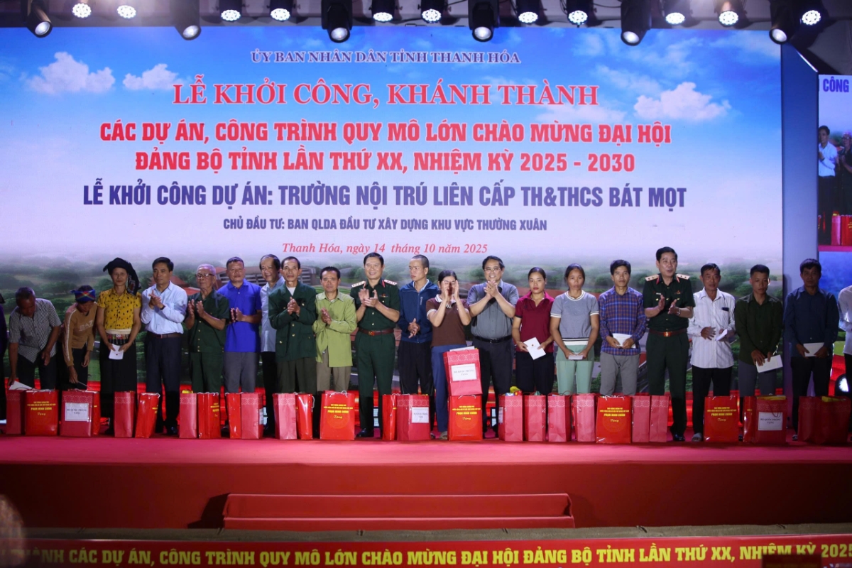 Thủ tướng Chính phủ cùng lãnh đạo các Bộ, ngành Trung ương và lãnh đạo tỉnh Thanh Hóa đã tặng quà các gia đình có hoàn cảnh khó khăn, bị thiệt hại do bão lũ tại xã Bát Mọt và xã Yên Nhân; tặng áo ấm cho học sinh các trường trên địa bàn xã Bát Mọt.