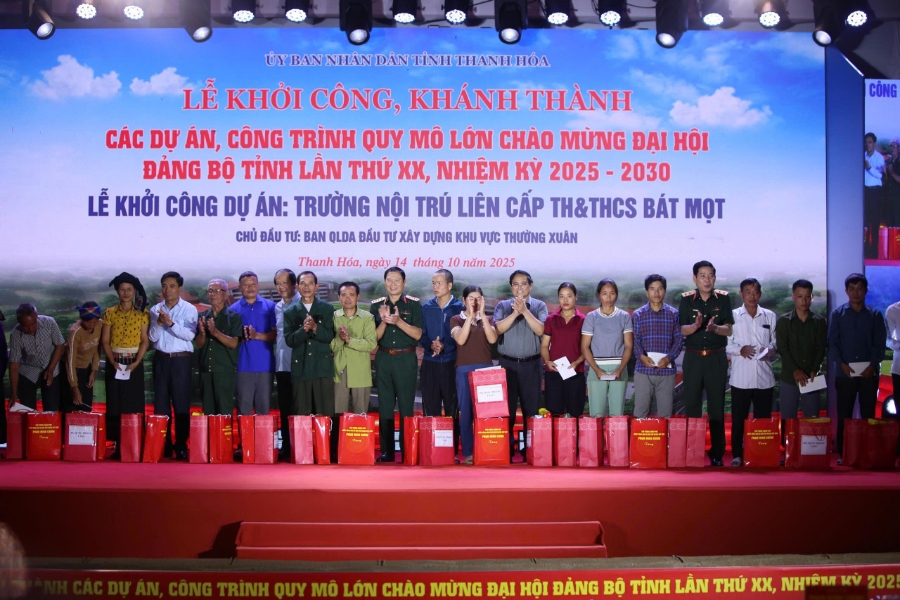 Thủ tướng Chính phủ cùng lãnh đạo các Bộ, ngành Trung ương và lãnh đạo tỉnh Thanh Hóa đã tặng quà các gia đình có hoàn cảnh khó khăn, bị thiệt hại do bão lũ tại xã Bát Mọt và xã Yên Nhân; tặng áo ấm cho học sinh các trường trên địa bàn xã Bát Mọt.