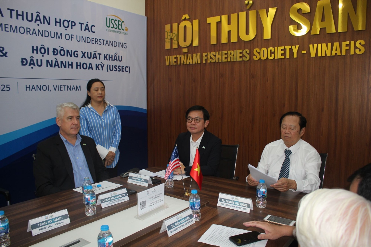 Hội đồng Xuất khẩu đậu nành Hoa Kỳ trao đổi tại trụ sở Hội Thuỷ sản Việt Nam ở Hà Nội. Ảnh Chu Khôi.