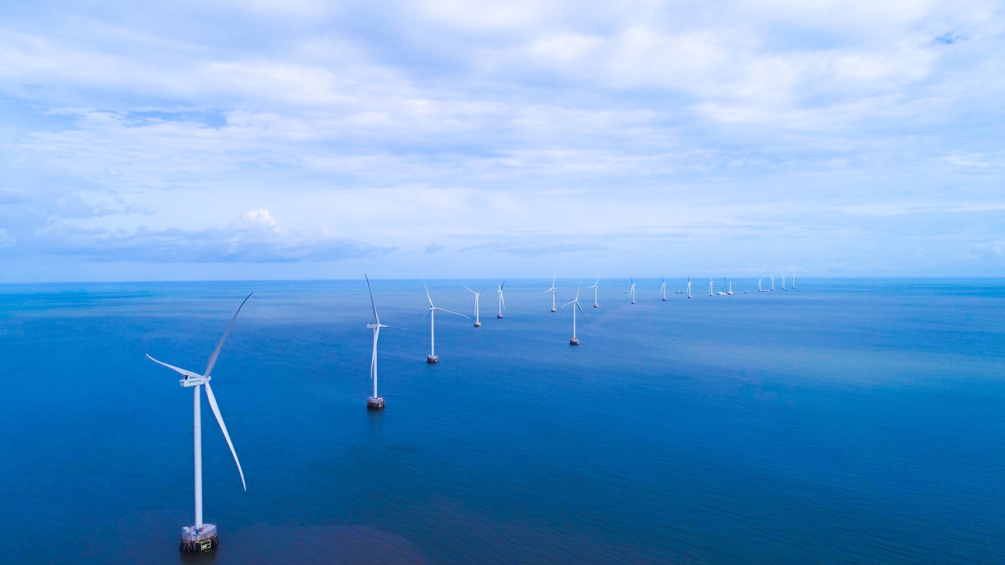 Các trụ tua-bin gió của Dự án Nhà máy điện gió Tân Thuận 75MW.
