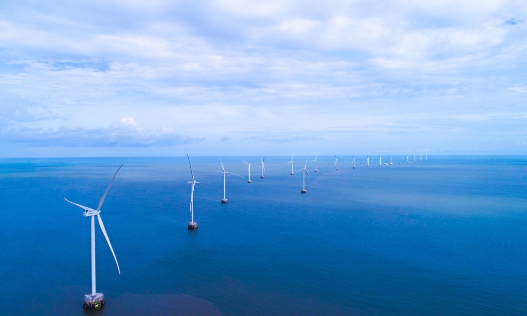 Các trụ tua-bin gió của Dự án Nhà máy điện gió Tân Thuận 75MW.