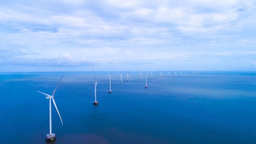 Các trụ tua-bin gió của Dự án Nhà máy điện gió Tân Thuận 75MW.