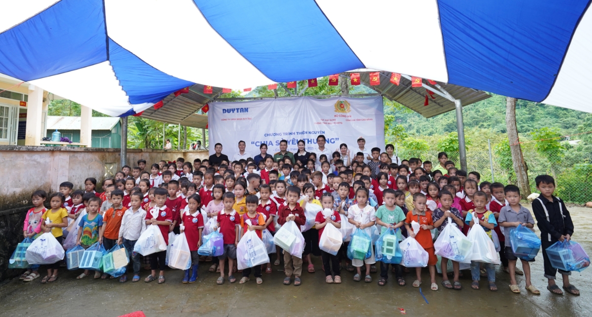 Chuỗi chương trình “Chia sẻ yêu thương” đã tới nhiều vùng biên giới khó khăn như Tây Ninh, Cao Bằng.