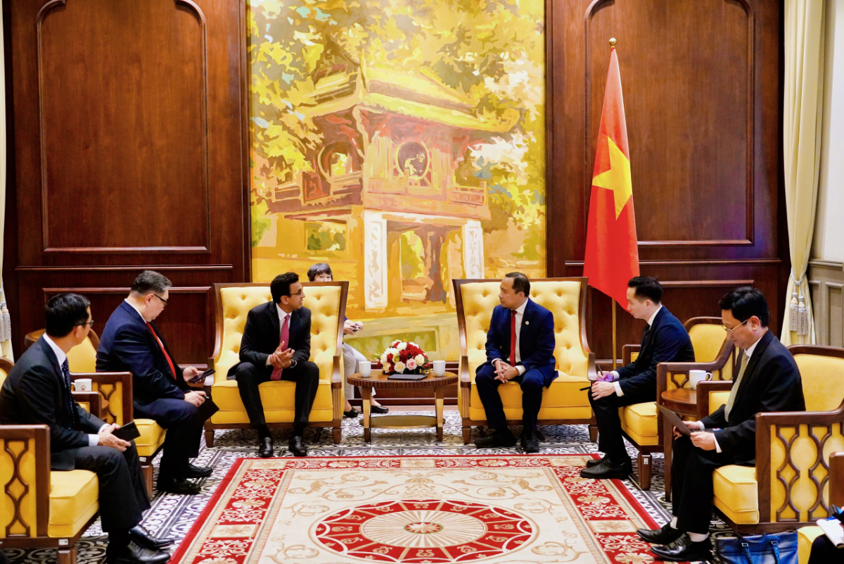 Thứ trưởng Thường trực Vũ Hải Quân tiếp và làm việc với ông Akash Palkhiwala, Tổng Giám đốc Tập đoàn Qualcomm (Hoa Kỳ).