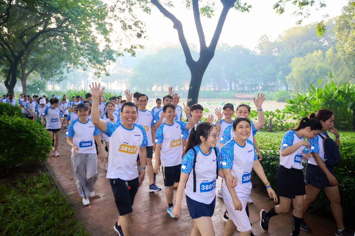 Nhân viên Duy Tân hào hứng tham gia giải “Happy walk – Happy run” mừng sinh nhật 38 năm.