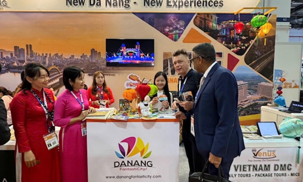 Các khách hàng nước ngoài tham quan gian hàng của Đà Nẵng.