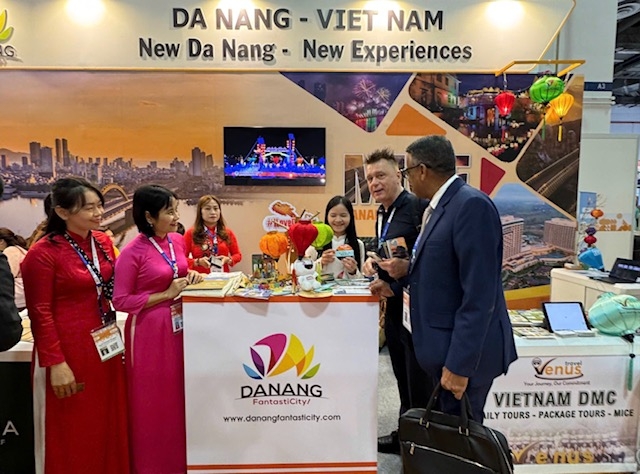 Các khách hàng nước ngoài tham quan gian hàng của Đà Nẵng. 