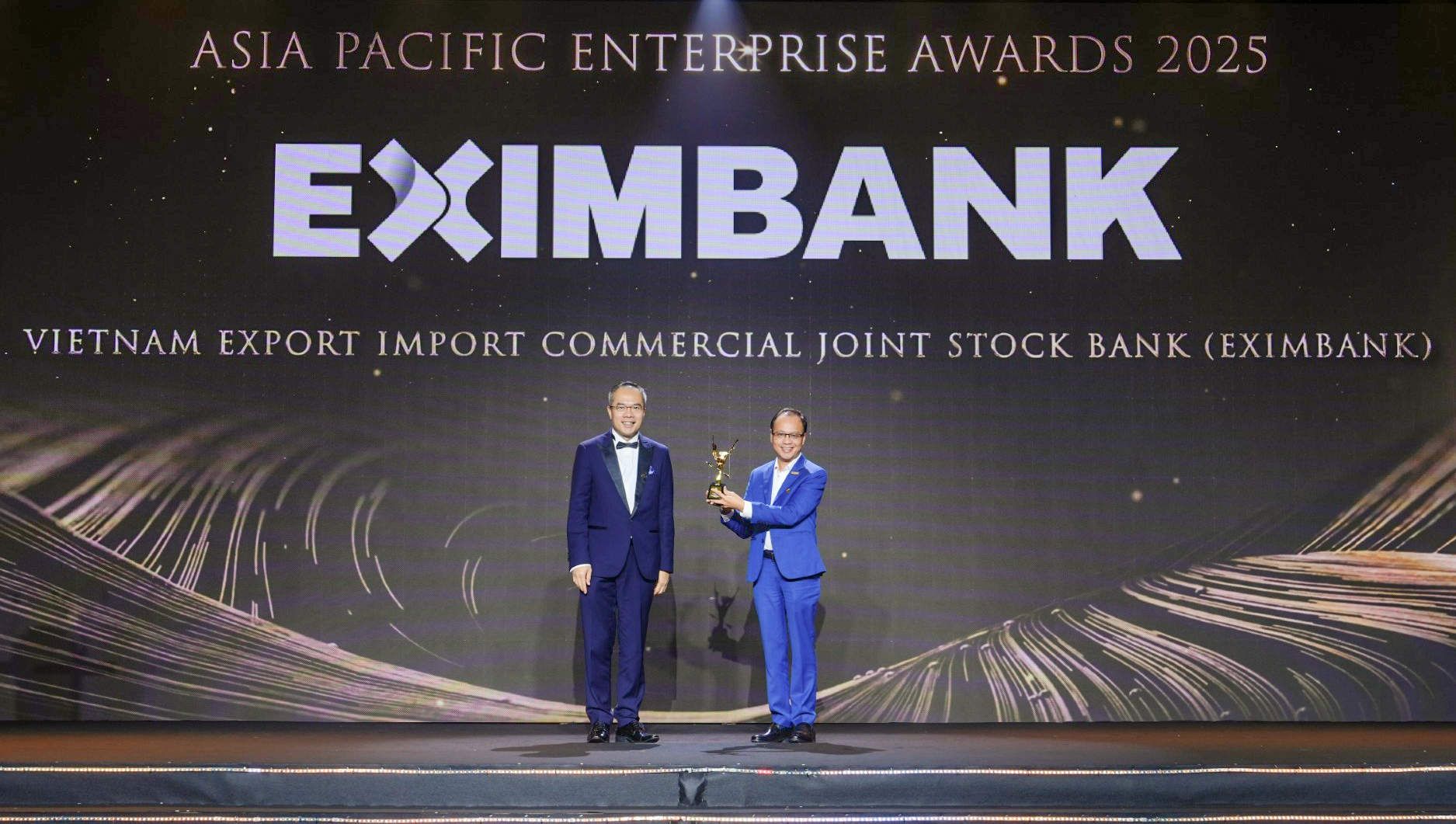 Ông Nguyễn Hồ Hoàng Vũ, Phó Tổng giám đốc Eximbank (bên phải) nhận giải thưởng từ Ban tổ chức APEA 2025.