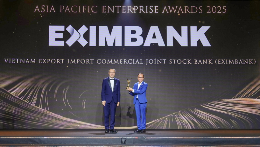 Ông Nguyễn Hồ Hoàng Vũ, Phó Tổng giám đốc Eximbank (bên phải) nhận giải thưởng từ Ban tổ chức APEA 2025.