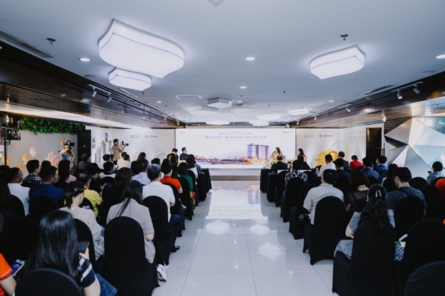 Nhà báo Dương Ngọc Trinh, bà Phan Thị Thu Hương, Giám đốc sàn ERA Việt Nam tại hội thảo.