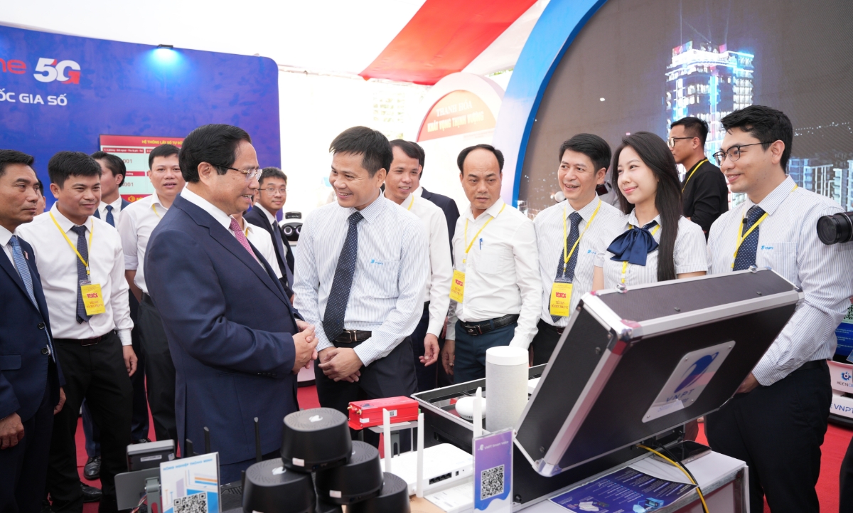 Thủ tướng Chính phủ Phạm Minh Chính tham quan triển lãm thành tựu kinh tế - xã hội tại Đại hội Đảng bộ tỉnh lần thứ XX.