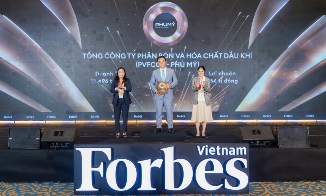 Ông Nguyễn Xuân Hòa - Chủ tịch HĐQT PVFCCo - Phú Mỹ nhận Danh hiệu Top 50 công ty niêm yết tốt nhất Việt Nam 2025.